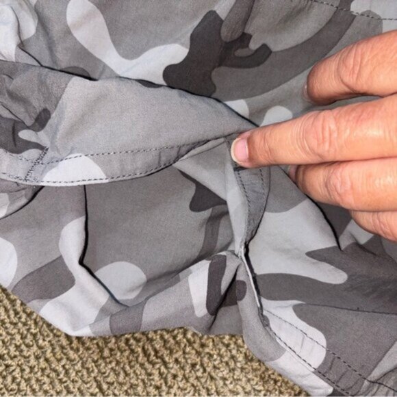 Patagonia Men’s XXL Athletic Gray White Shorts Camo Pockets Liner Drawstring - Picture 8 of 8